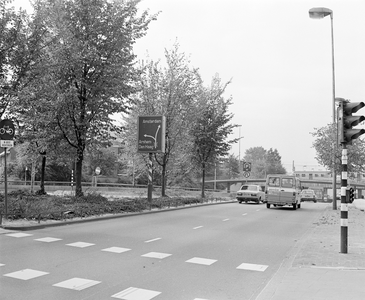 884450 Gezicht over de Daalsetunnel te Utrecht, met links een ANWB-wegwijzer en op de achtergrond het spoorwegviaduct ...